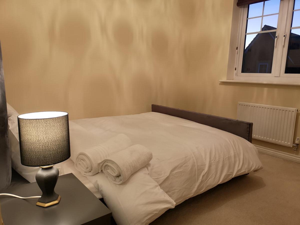Nightingale Gardens - 4 Bed Detached House - *